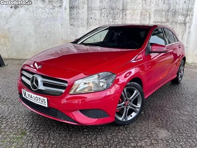 Vermelho Usado 2013 Mercedes A180 Citadino | € 12.500 (Preço justo) - Imagem 1/1