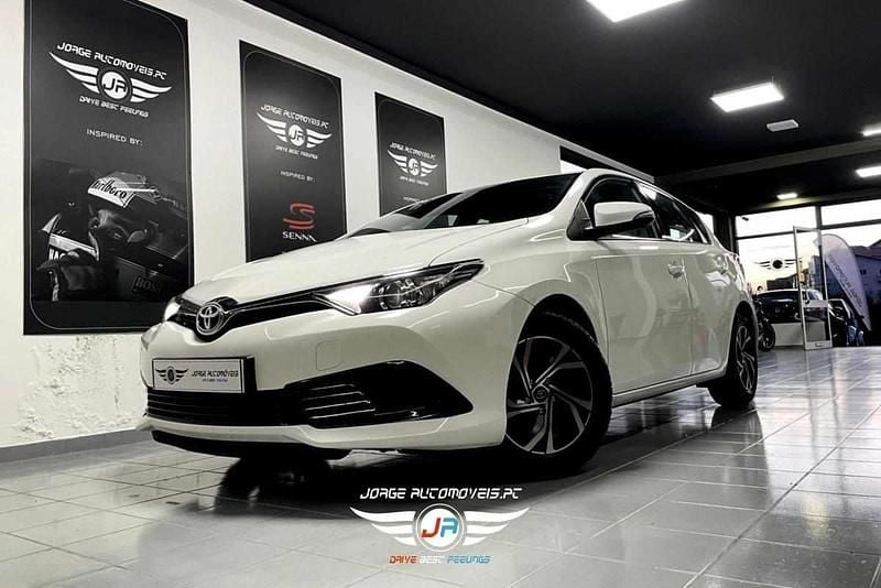 Usado Toyota Auris 90 HP (66 kW) 2015 Branco Citadino