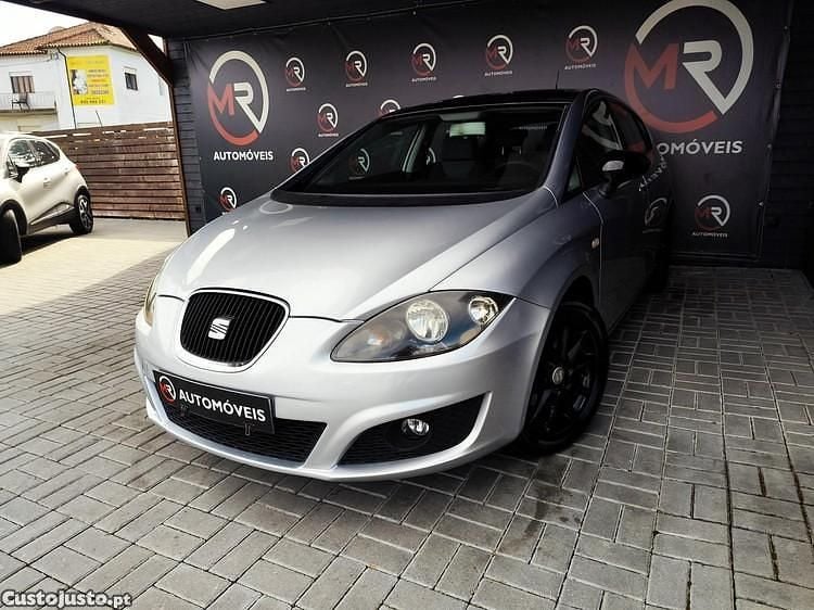 Usado Seat Leon Sport 105 HP (77 kW) 2010 Cinza Citadino
