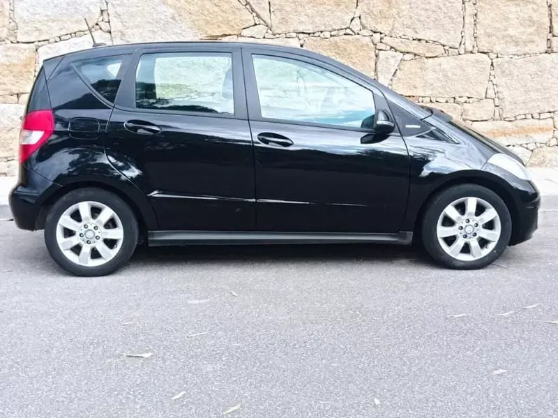 Usado Mercedes A160 Elegance 95 HP (69 kW) 2011 Preto