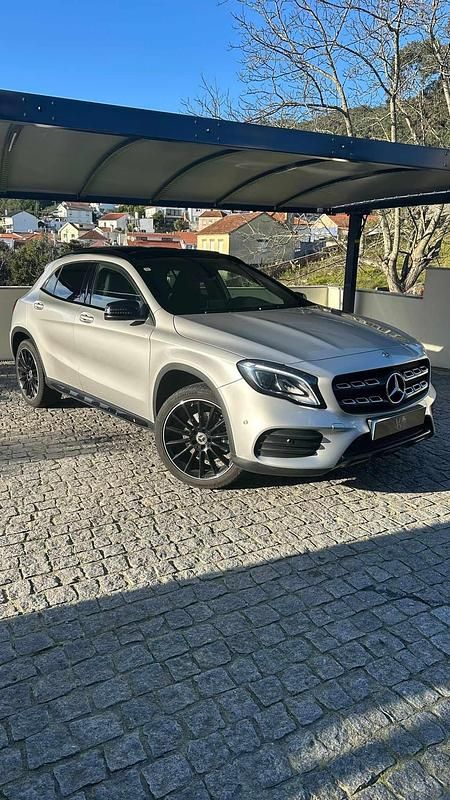 Cinzento Usado 2017 Mercedes GLA250 SUV | € 27.800 - Imagem 1/4