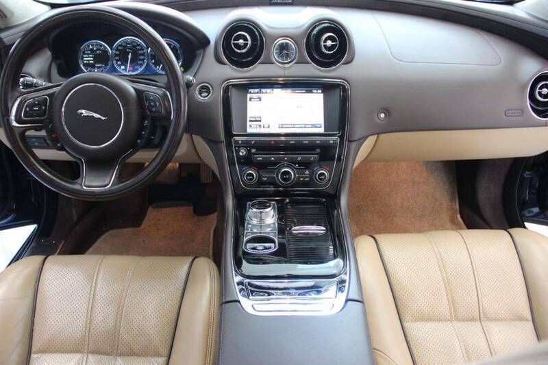 Usado Jaguar XJ Premium Luxury 300 HP (220 kW) 2015 Azul escuro Sedan