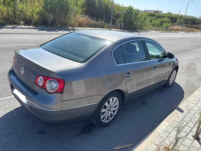 Cinzento Usado 2005 VW Passat Sedan | € 6.000 (Preço justo) - Imagem 1/4