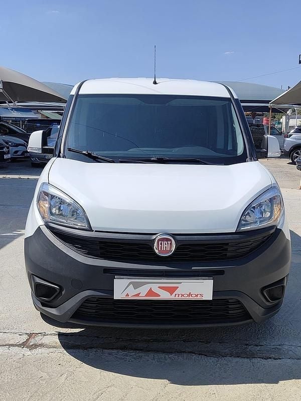 Usado Fiat Doblò Easy 95 HP (69 kW) 2020 Branco Monovolume