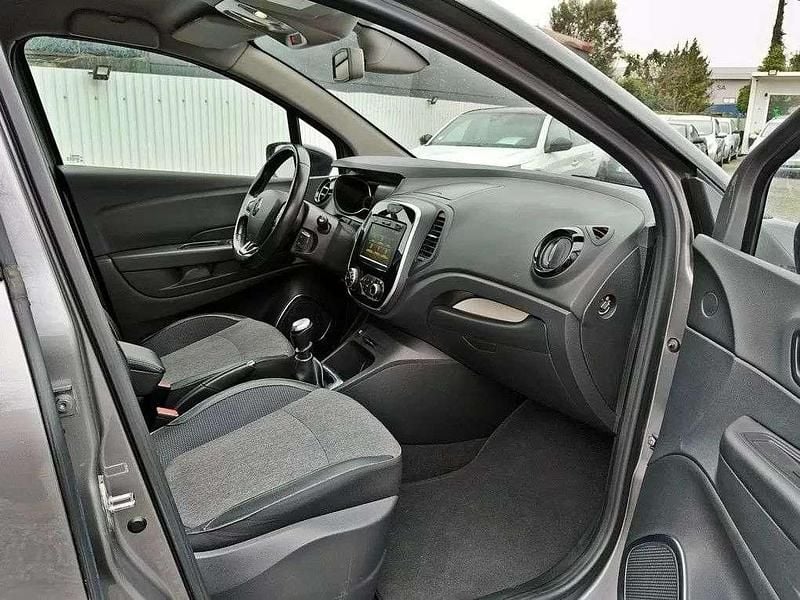 Usado Renault Captur 130 HP (95 kW) 2019 Cinza escuro SUV
