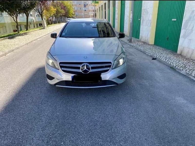 Usado Mercedes A180 122 HP (89 kW) 2013 Cinzento Citadino