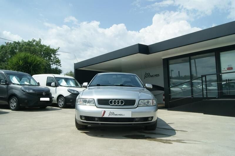 Usado Audi A4 115 HP (84 kW) 2000 Prata Sedan