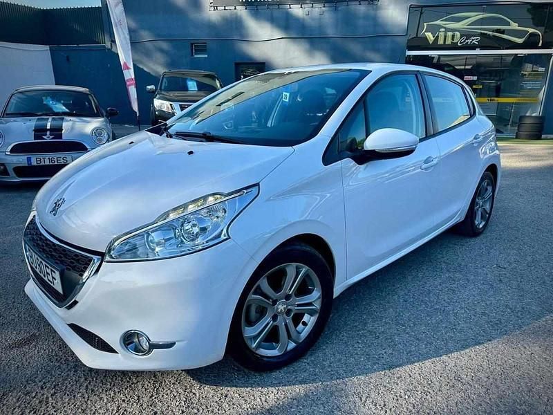 Branco Usado 2014 Peugeot 208 Allure Citadino | € 11.990 (Caro) - Imagem 1/4