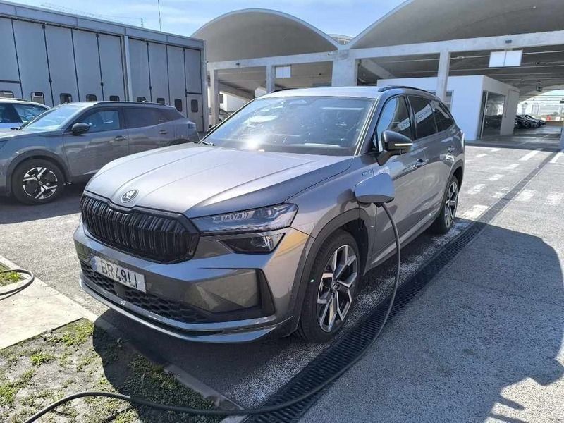 Cinzento claro metalizado Usado 2025 Skoda Kodiaq SportLine SUV | € 48.990 - Imagem 1/3