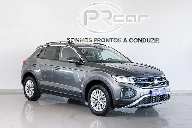 Usado VW T-Roc Life 110 HP (80 kW) 2024 Cinzento metalizado SUV