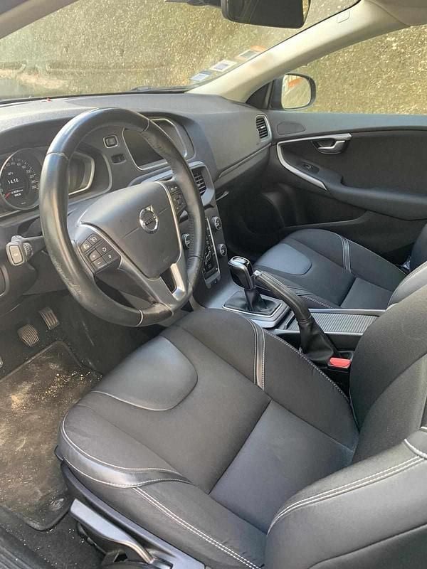 Usado Volvo V40 150 HP (110 kW) 2019 Preto Citadino