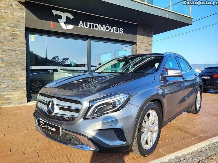 Cinza Usado 2016 Mercedes CLA180 Edition Sedan | € 20.950 (Preço justo) - Imagem 1/1