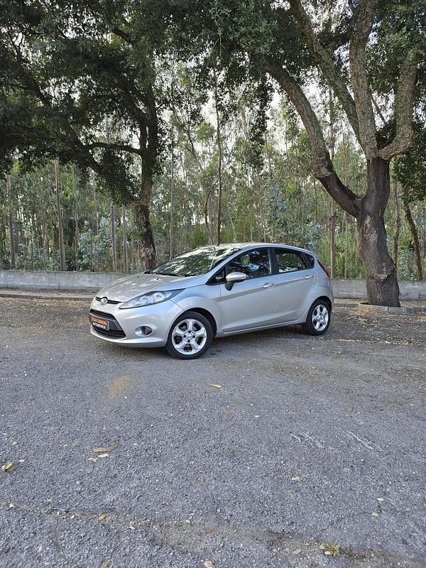 Cinza Usado 2010 Ford Fiesta Trend Citadino | € 6.490 (Preço elevado) - Imagem 1/4