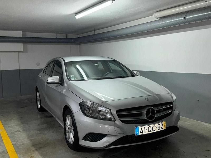 Cinzento Usado 2015 Mercedes A160 Citadino | € 16.000 (Bom preço) - Imagem 1/4