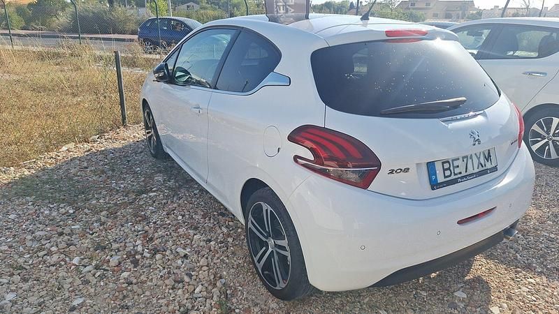 Branco Usado 2016 Peugeot 208 GT-line Citadino | € 9.000 (Bom preço) - Imagem 1/4