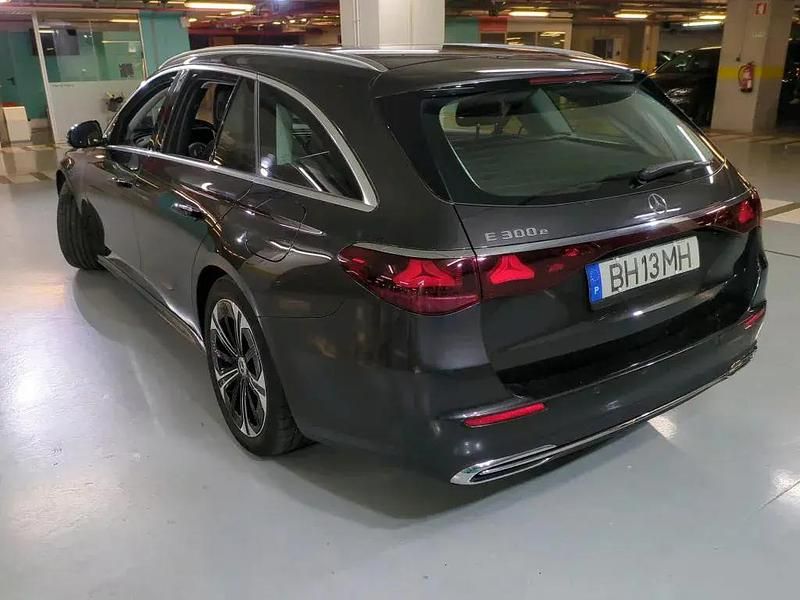 Usado Mercedes E300 Avantgarde 313 HP (230 kW) 2024 Cinza Carrinha