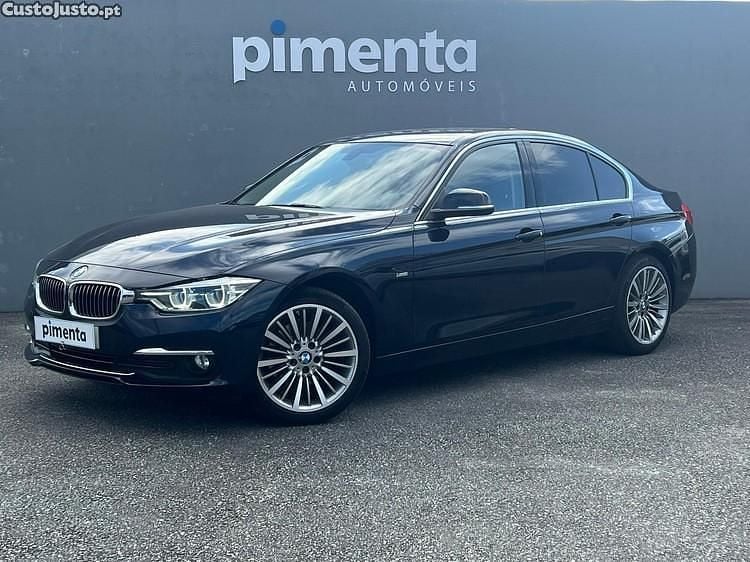 Azul Usado 2017 BMW 320 Luxury Line Sedan | € 23.850 (Preço elevado) - Imagem 1/1