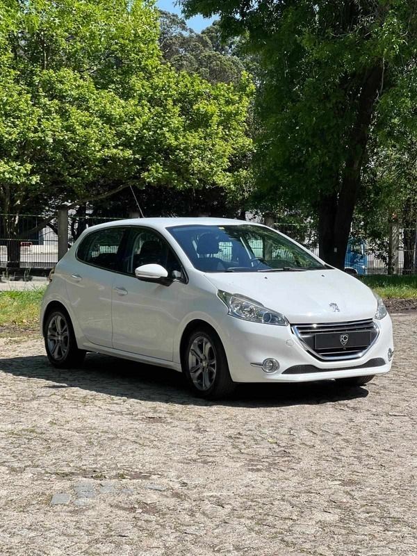 Branco Usado 2013 Peugeot 208 Citadino | € 8.490 (Preço justo) - Imagem 1/4