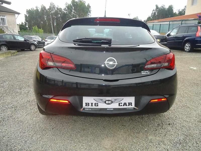 Usado Opel Astra GTC S 130 HP (95 kW) 2012 Preto Coupé