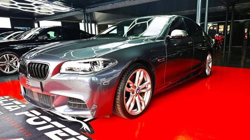 Cinzento Usado 2016 BMW M550 Sedan | € 51.000 - Imagem 1/4