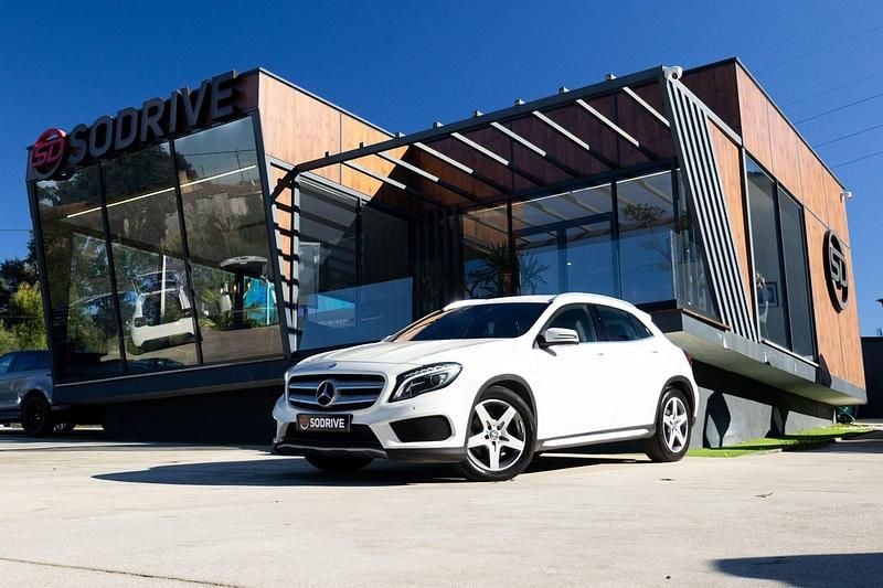 Branco Usado 2014 Mercedes GLA220 AMG line SUV | € 18.900 - Imagem 1/4