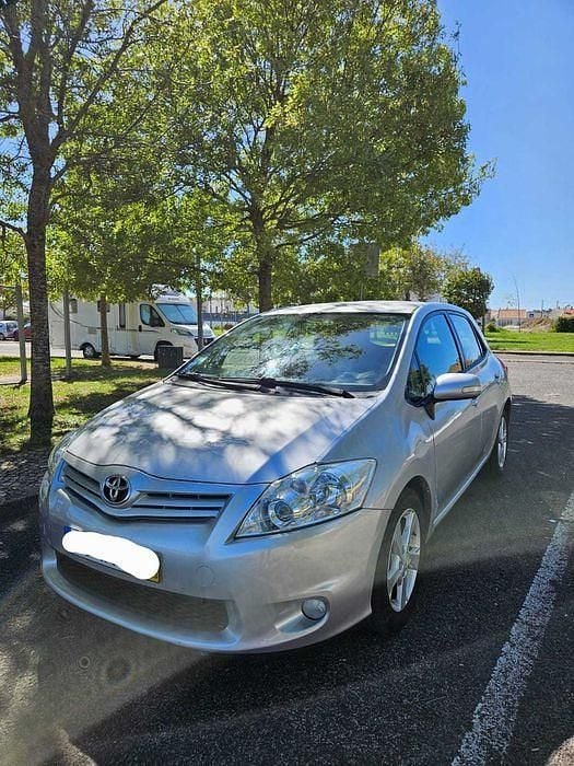 Cinzento Usado 2010 Toyota Auris Active Sedan | € 6.500 - Imagem 1/4