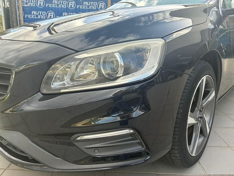 Usado Volvo V60 R-Design Momentum 220 HP (161 kW) 2015 Preto Carrinha