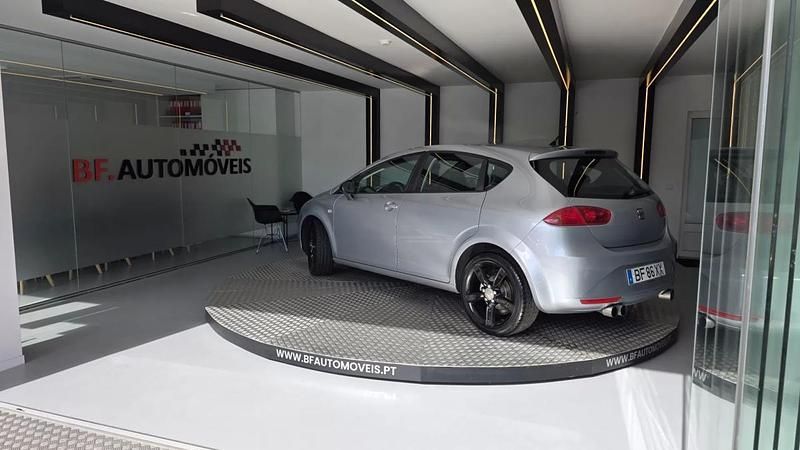 Usado Seat Leon Sport 105 HP (77 kW) 2011 Cinzento Citadino