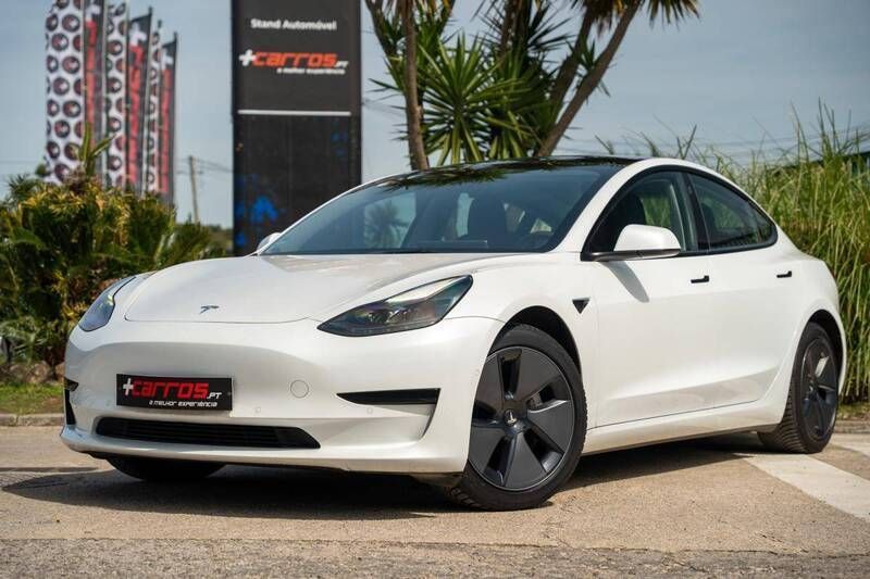 Branco Usado 2021 Tesla Model 3 Standard Range Plus Sedan | € 28.400 (Preço justo) - Imagem 1/4