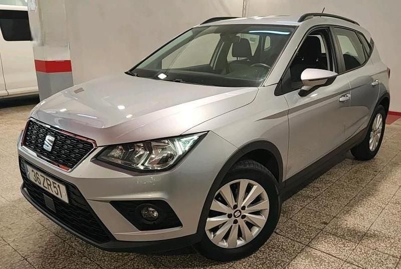 Cinzento Usado 2019 Seat Arona Style SUV | € 15.099 (Preço justo) - Imagem 1/4