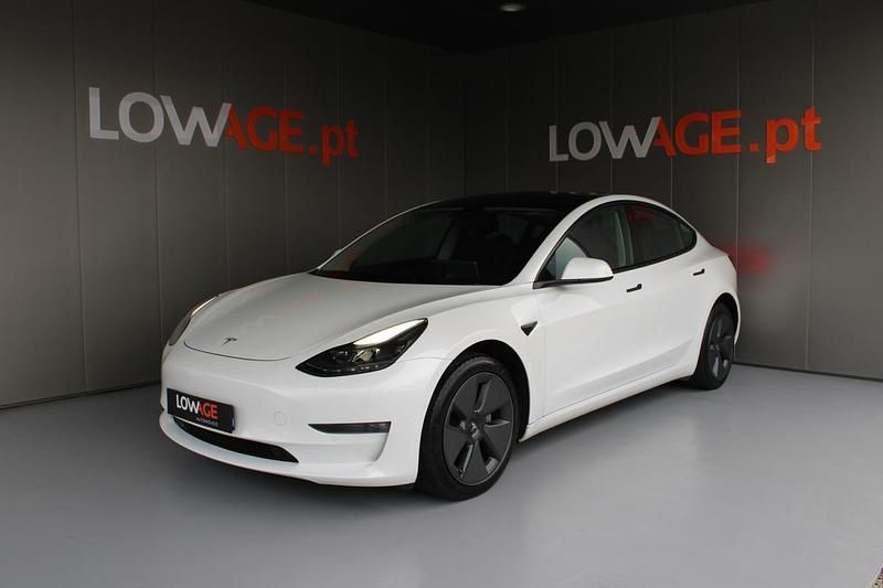 Branco Usado 2021 Tesla Model 3 Sedan | € 31.900 (Preço justo) - Imagem 1/4
