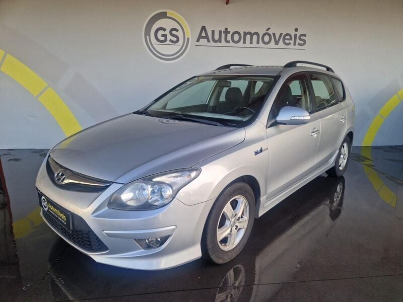 Cinzento Usado 2011 Hyundai i30 Comfort Citadino | € 5.990 - Imagem 1/4