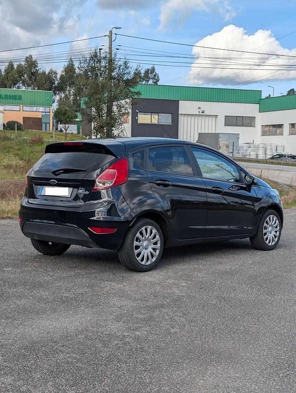 Usado Ford Fiesta 101 HP (74 kW) 2013 Preto Citadino