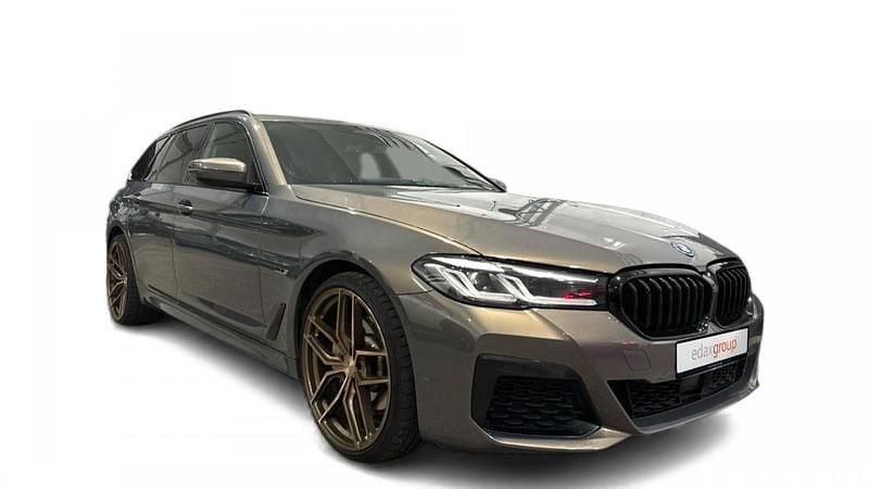 Cinza Usado 2022 BMW 530 Coupé | € 42.490 - Imagem 1/4