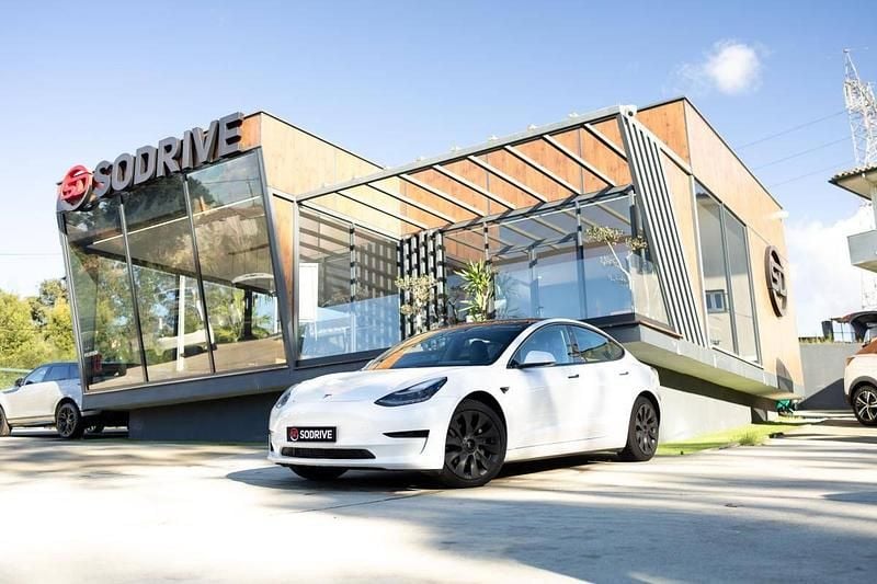 Branco Usado 2020 Tesla Model 3 Standard Range Plus Sedan | € 22.900 (Preço justo) - Imagem 1/4