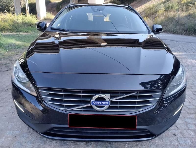 Usado Volvo V60 Momentum 181 HP (133 kW) 2014 Preto Carrinha