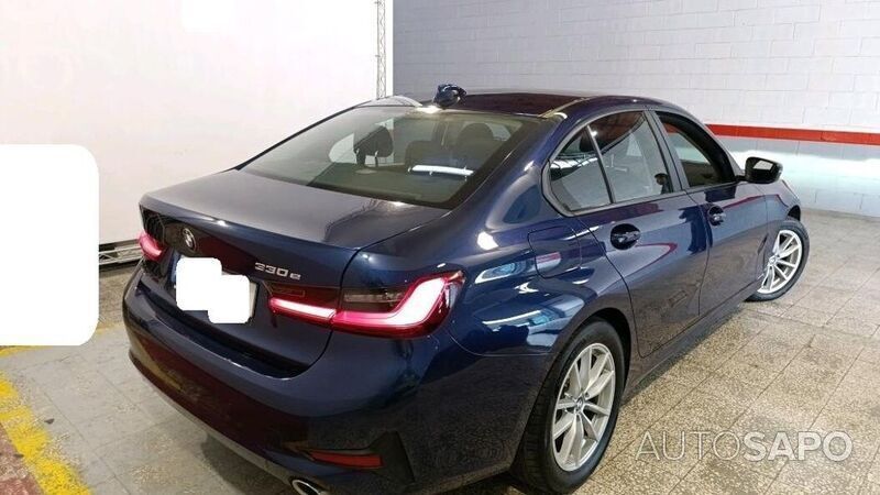 Azul Usado 2020 BMW 330 Sedan | € 24.980 - Imagem 1/4