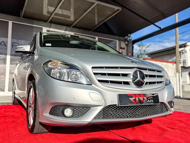 Usado Mercedes B180 109 HP (80 kW) 2012 Cinza Monovolume