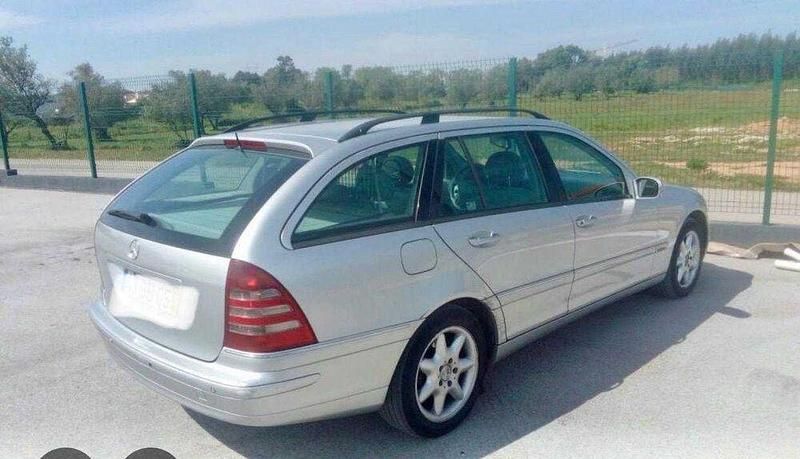 Usado Mercedes C220 Classic 143 HP (105 kW) 2001 Sedan