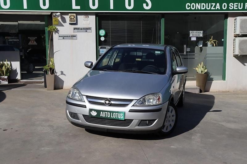 Cinza Usado 2005 Opel Corsa Enjoy | € 2.970 (Bom preço) - Imagem 1/4