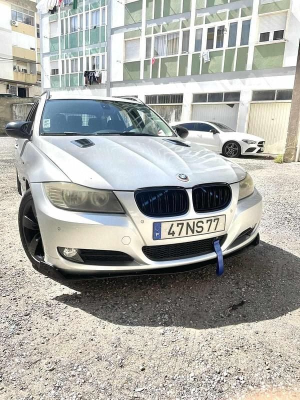 Cinzento Usado 2009 BMW 318 Carrinha | € 5.850 (Preço justo) - Imagem 1/4