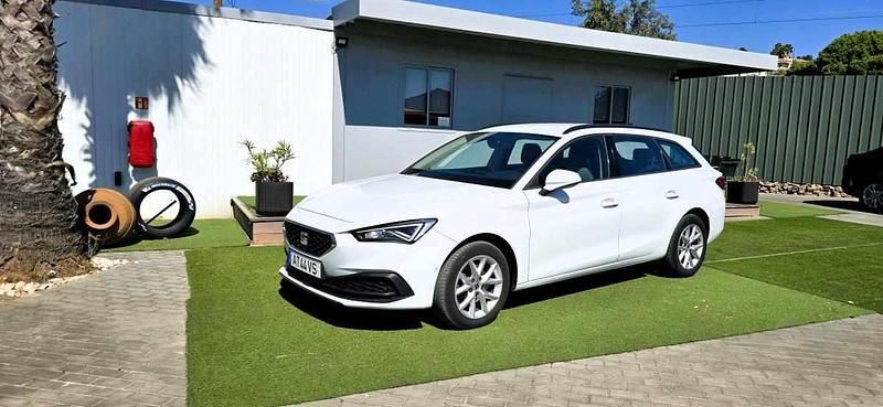 Branco Usado 2022 Seat Leon Citadino | € 17.900 (Preço justo) - Imagem 1/4