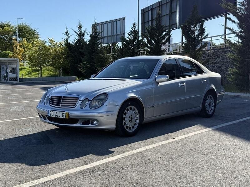 Usado Mercedes E270 Elegance 177 HP (130 kW) 2002 Cinza Sedan