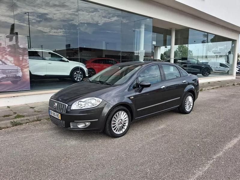 Cinza escuro Usado 2013 Fiat Linea Emotion Sedan | € 7.200 - Imagem 1/4