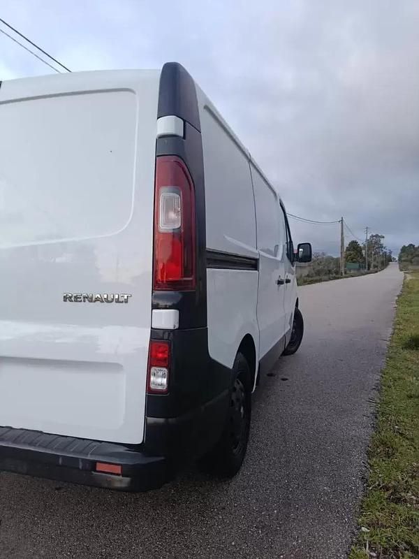 Usado Renault Trafic Zen 120 HP (88 kW) 2015 Branco Monovolume