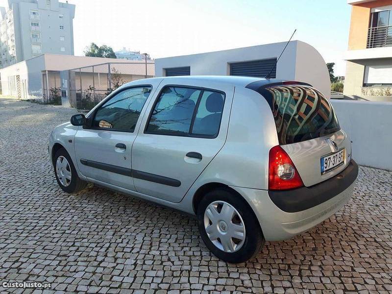 Vendido Renault Clio 1.2 16V 75CV 200. Carros usados