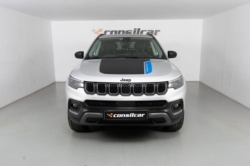 Cinza prata Usado 2022 Jeep Compass Trailhawk SUV | € 27.480 (Preço justo) - Imagem 1/4