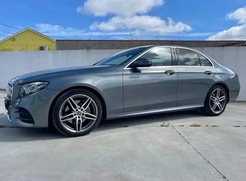 Cinzento Usado 2018 Mercedes E220 AMG line Sedan | € 37.580 (Caro) - Imagem 1/4