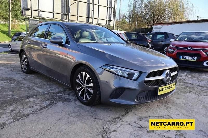 Cinzento Usado 2020 Mercedes 180 Style Sedan | € 21.800 (Bom preço) - Imagem 1/4