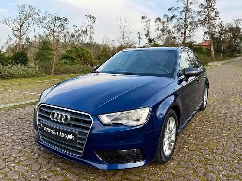 Usado Audi A3 Attraction 110 HP (80 kW) 2013 Azul Sedan